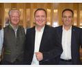 Bild: Elfriede Winter 
Altbürgermeister Werner Renner (links), Bürgermeister Hans-Jürgen Strehl (rechts) mit Roland Lutz, der für die FWG die Nachfolge von Strehl antreten möchte.
