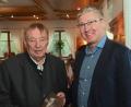 Bild: gf
Dr. Franz Rahm (l.) feierte vergangenen Sonntag seinen 90. Geburtstag und dazu gratulierte im Namen des Oberbürgermeisters und des Amberger Stadtrates acuh Bürgermeister Franz Badura (r.).