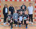 Bild: Martin Rittner
Da ist das Ding: Mipos U13-Mädels freuen sich über die Bezirksmeisterschaft im Futsal.