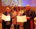 Bild: Jakob Schötz
Margret Lukas-Fuchs (links) aus Moosbach und Christine Schwab (Mitte) aus Luhe-Wildenau erhalten aus der Hand des Diözesanbischofs Dr. Rudolf Voderholzer die Wolfgangsmedaille.