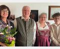 Bild: mma
Hahnbachs dritte Bürgermeisterin Evi Höllerer (links) und Enkel Johannes (rechts) gratulierten Manfred und Maria Enders zur goldenen Hochzeit.