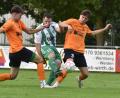 Archivbild: Hans Mark
Zwei Schlichter versuchen in dieser Szene den Wernberger Bastian Lobinger am Abschluss zu hindern - klappt nur bedingt. Beim 1. FC Schlicht ist man mit der bisherigen Bezirksliga-Saison ebenfalls nur bedingt zufrieden.