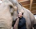 Bild: Matthias Balk/dpa
Jana-Mandana Lacey-Krone, Direktorin des Circus Krone, streichelt im Elefantenhaus auf dem Gelände des Circus Krone die indische Elefantenkuh Bara. (Archivbild)