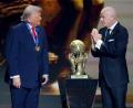 Bild: Chris Carlson/AP/dpa
Für viele war es Anbiederei: FIFA-Boss Infantino (r.) und US-Präsident Trump bei der WM-Auslosung. (Archivbild)