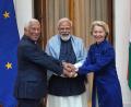 Bild: Manish Swarup/AP/dpa
Feiern den erfolgreichen Abschluss der Freihandelsgespräche: EU-Ratspräsident António Costa (l), der indische Ministerpräsident Narendra Modi und EU-Kommissionspräsidentin Ursula von der Leyen.