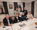 Bild: Kolpingsfamilie Erbendorf
Daumen hoch. Die vier Bürgermeisterkandidaten Bernhard Schmidt (FW), David Frischholz (MfE), Petra Thomas (SPD) und Matthias Fütterer (CSU/CWL, sitzend von links) wurden bei einem Treffen im Loretto-Heim von Kolpingvorsitzendem Wenz Brenner und Moderator Wolfgang Benkhardt (stehend, von links) mit den Formaten bei der Podiumsdiskussion vertraut gemacht.