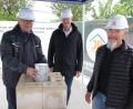 Bild: kro
Bürgermeister Roman Schäffler (links) setzt die Blechdose in das Mauerwerk ein. Bei diesem Akt mit dabei waren auch Johannes Fischer vom Planungsbüro Fischer (Mitte) aus Marktredwitz sowie Josef Reger von der Baufirma Reger-Bau aus Vohenstrauß.