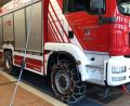 Bild: mde
Schneeketten an den Rädern eines Feuerwehrfahrzeuges: Die Feuerwehren sind gerüstet für Einsätze bei Schnee. Dieses Bild zeigt ein Fahrzeug der Feuerwehr der Stadt Kemnath (Kreis Tirschenreuth).