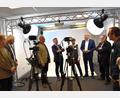 Bild: ubb
Nach den Grußworten der Ehrengäste und durch Landrat Roland Grillmeier erklärten der T1-Medientechniker und Kameramann Christian Kreil (rechts) und T1-Leiter Philipp Reich (Fünfter von links) die neue Technik im Filmstudio.
