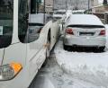 Bild: Petra Hartl
Der Bus kam auf der schneebedeckten Straße ins Rutschen, es ging weder vor noch zurück – zwischen Bus und geparktem Auto waren nur noch wenige Millimeter.