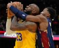Bild: Sue Ogrocki/AP/dpa
LeBron James (links) wird in Cleveland gefeiert, geschenkt wird ihm nichts.