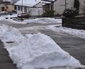 Bild: bö
Wohin mit den Schneemengen? Die Verrichtung des Winterdienstes war ein einigen Siedlungsstraße, so wie hier in der Gartenstraße sehr fordernd gewesen. Bürgermeister Erich Meidinger appellierte an die Vernunft der Hausbesitzer, die Fahrbahn freizuhalten.