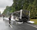 Bild: Roland Wellenhöfer
Ein leerer Schulbus brannte am Donnerstagmorgen bei Schönficht auf der Staatstraße 2181 zwischen Tirschenreuth und Windischeschenbach.
