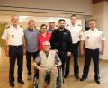 Bild: prh
Heinrich Bierl (vorne) sieht man seine 103 Jahre nicht an. Zum Geburtstag gratulierten Polizeipräsident Thomas Schöniger, Sohn Reinhard, Schwiegertochter Irene, Sohn Heinz, Bürgermeister Sebastian Giering sowie seitens der Verkehrspolizeiinspektion Weiden Johannes Meckl und Leiter Georg Ziegler (von links).