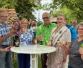 Bild: Fred Lehner
Holunderkönigin Barbara Hauer II machte nach der Landesgartenschau im Flosser Kreislehrgarten ihren ersten offiziellen Besuch. Bei einer Runde Hollergspritz'n hießen die Flosser sie Willkommen.