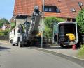 Bild: bsc
Mit einer Kleinfräse wird vor der unterirdischen Verlegung des Glasfaserkabels der Asphalt auf Straßen (im Bild am Blaslberg) und Bürgersteigen geöffnet.