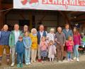 Bild: bsc
Die Firma Schraml Bau & Putz GmbH ist 50 Jahre jung und zeigte bei den Feierlichkeiten auf dem Betriebsgelände, dass man neben bauen auch feiern kann. Im Bild Firmeninhaber Roland und Anna Schraml (Fünfter und Vierte von links) mit den Söhnen Manuel und Florian (von links) den Firmen-Nachfolgern Arnika und Stefan Mayer (von rechts) sowie den einstigen Mitarbeiter Johann Sperber (Dritter von rechts), Hannelore Schraml (Vierte von rechts) und Otmar Zeitler (Dritter von links).