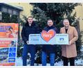 Bild: Markt Luhe-Wildenau
Die Volksbank Raiffeisenbank Nordoberpfalz unterstützt Vereine und Organisationen in Luhe-Wildenau mit 7.600 Euro. Bürgermeister Sebastian Hartl (Mitte) nimmt den symbolischen Spendenscheck von Geschäftsstellenleiter Christian Arnold (rechts) und Kundenberater Sandro Meyer (links) entgegen.