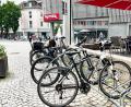 Bild: Gabi Schönberger
Die Halterungen für Fahrräder, auch "Felgenklemmer" oder "Felgenkiller" genannt, am Macerata-Platz vor dem NOC in Weiden sollen durch Anlehnbügel ersetzt werden.
