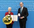 Bild: Bayerisches Staatsministerium der Finanzen und für Heimat
Finanz- und Heimatminister Albert Füracker überreichte Klothilde Zebisch das Bundesverdienstkreuz am Bande.