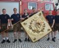 Bild: jr
Vor einem festlichen Wochenende steht die Feuerwehr Bad Neualbenreuth, die von Freitag bis Sonntag 150. Geburtstag feiert. Im Bild die junge und engagierte Führungsmannschaft der Wehr mit ihrer Vereinsfahne, (von links) mit Lukas Rustler, Vorsitzenden Christof Schwartling, Selina Rustler, Christian Wurm, Jugendwart Johannes Schwartling und Luis Schwamberger.