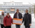 Bild: David Trott
Symbolische Scheckübergabe: Gerald Pirkl (l.) und Ulrich Schäfer (2. v. r.) überreichten 500 Euro an Katrin Panek (2. v. l.) und Bernhard Vahle (r.).