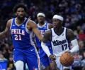 Bild: Matt Slocum/AP/dpa
Dennis Schröder (r) und die Sacramento Kings mussten auch gegen die Philadelphia 76ers eine Niederlage hinnehmen.