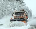Symbolbild: Federico Gambarini/dpa
Ein Schneepflug weicht in Hahnbach einem roten Kleinwagen aus und fährt gegen ein Bankgebäude. Die Polizei sucht Zeugen.