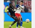 Bild: Marcus Brandt/dpa
Der FC Bayern fordert von Dayot Upamecano (l) Klarheit im Vertragspoker.