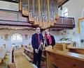 Bild: ld
Wiebke Thaller und Johannes Görl gastierten in Brand mit einem sehr abwechslungsreichem Programm. Über ihnen die Weimbs-Orgel in der Pfarrkirche in Brand.