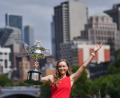 Bild: Dita Alangkara/AP/dpa
Jelena Rybakina posierte nach ihrem Melbourne-Triumph stolz mit der Trophäe.