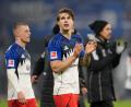 Bild: Marcus Brandt/dpa
Jung, begeisternd, begehrt: HSV-Abwehrchef Luka Vuskovic (M)