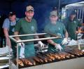 Bild: wlr
Wesentlich entspannter ging es den Grillmeistern in diesem Jahr, denn das Wetter war angenehmer für stundenlanges Grillen. Trotzdem ist es ein harter Job, der jedoch der guten Laune offenbar nichts anhaben kann.