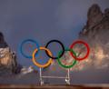 Bild: Michael Kappeler/dpa
Die Olympischen Ringe auf dem Dach der Curling Halle sind vor den Bergen in Cortina zu sehen. Die Olympischen Winterspiele 2026 finden in Mailand und Cortina d'Ampezzo statt.