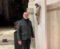 Bild: Paul Zrenner
Pfarrer Dr. Thomas Vogl neben dem "Geschändeten Heiland" in der Basilika Waldsassen.