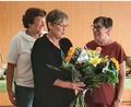 Bild: wlr
Die Überraschung ist gelungen. Lina Eggmeier freute sich sehr über den Blumenstrauß, den ihr Maria Smola für ihre 40-jährige Tätigkeit in der Seniorenbetreuung der Etzenrichter Katholischen Pfarrei St. Nikolaus überreichte.