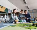 Bild: wpt
Die Schüler Mira (von links), Samuel und Max programmieren Roboter und Fahrzeuge in der Schule Hirschau.