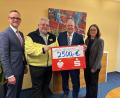 Bild: Kathrin Schmidt/Sparkasse Amberg-Sulzbach
Über die Spende freuen sich Carsten-Armin Jakimowicz und Landrat Richard Reisinger (Mitte) mit den Sparkassenvorständen Thomas Pickel und Sonja Kalb.