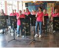 Bild: pi
Die Damen-Bigband begeisterte in der Schulaula mit ihrem Auftritt.
