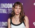 Bild: Scott A Garfitt/Invision/AP/dpa
Hollywood-Schauspielerin Kristen Stewart („Twilight“) hat über ihre Beweggründe für ihr öffentliches Coming-out vor acht Jahren gesprochen. (Archivbild)