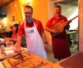Bild: fvo
Pizzabäcker „Giuseppe“ Josef Arnold (rechts) sorgt bei der italienischen Nacht des FSV Waldthurn auch für die entsprechenden italienischen Melodien.