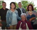 Bild: dob
Helga Schuller ist ein ganz und gar fröhlicher Mensch. Ihre drei Kinder Roland, Karin und Birgit, sowie Urenkel Carlo sind ihr ganzer Stolz. Bürgermeister Andreas Wutzlhofer (Mitte) kam ebenfalls ins Luhetal zur Gratulation.