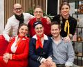 Bild: Juliane Eberle
Schauspieler von "Boeing Boeing" sind (hinten, von links) Max Hars, Veronika Kraus, Elena Reiß sowie (vorne, von links) Julia Kraus, Sarah Glowka und Tobias König.