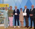 Bild: Förtsch, Landratsamt Bamberg/exb
Bei der Preisverleihung in Brüssel auf der Bühne: von links die beiden EP-Abgeordneten Angelika Niebler und Monika Hohlmeier, Bürgermeister Bernd Sommer, Projektmanagerin Martina Zanner, Landrat Roland Grillmeier und Bambergs Landrat Johann Kolb.