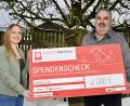 Bild: Hans-Christian Wagner
Josef Troppmann aus Pleisdorf spendet 2000 Euro für den 55. Caritas-Sonnenzug.