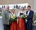 Bild: Thomas Dobler
Die "Geschwister Winterer" Helga Kasparides (Dritte von rechts) und Marita Lobenhofer (rechts daneben) wurden mit der Verdienstmedaille des Marktes Schwarzenfeld ausgezeichnet. Überreicht wurde sie von Bürgermeister Peter Neumeier (rechts), die Laudatio auf die Musikerinnen hlielt Marktrat Manfred Bäumler (vorne links).