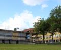 Bild: lep
Gegenüber der Grundschule entsteht der Neubau der Offenen Ganztagsschule. Ein Ort, an dem Kinder nicht nur lernen, sondern sich auch wohlfühlen sollen.