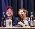 Bild: Matthias Balk/dpa
Stephan Zinner (l), deutscher Kabarettist, Musiker und Schauspieler, und Maxi Schafroth, deutscher Kabarettist, Schauspieler, Moderator und Filmemacher, beantworten beim Pressegespräch der Paulaner Brauerei Gruppe zum neuen Fastenredner für die Salvator-Probe am Nockherberg 2026 Fragen von Medienvertretern. Zinner löst Schafroth als Fastenredner am Nockherberg ab. Die Salvator-Probe ist ein Starkbierfest und einer der Top-Termine im politischen Kalender in Bayern. Die Veranstaltung ist zweigeteilt: In der Fastenpredigt knöpft sich ein Kabarettist die anwesenden Spitzenpolitiker vor, im anschließenden Singspiel werden Politiker von Schauspielern gedoubelt und aufs Korn genommen.