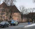 Bild: Daniel Löb/dpa
Polizisten sperrten das Schulgelände ab und durchsuchten das Gebäude.