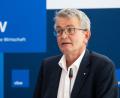 Bild: Sven Hoppe/dpa
Der vbw-Hauptgeschäftsführer hat in einem Interview einen neuen Anlauf für Mehrarbeit gemacht. (Archivbild)